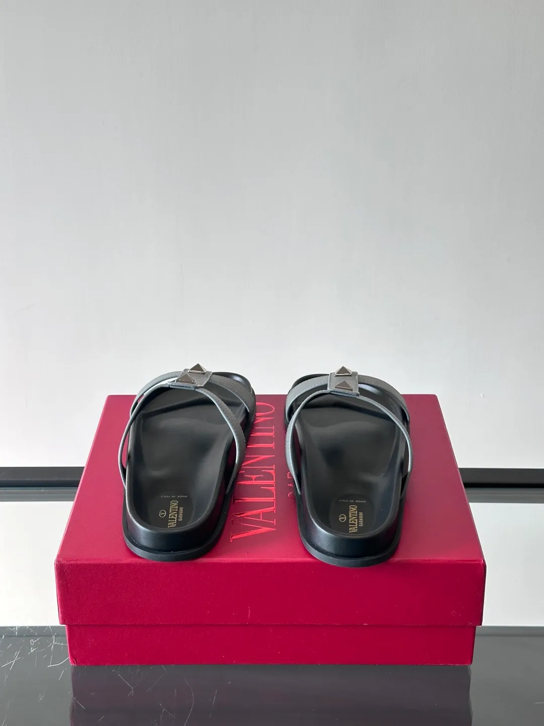 Men's shoes 💰p320 "VALENTINO" Valentino Men's 🧍‍♂️ Spring and summer new style metal rivet flat slippers, elegant sandals, the same style worn by celebrities, original molding, imported calfskin. Rubber outsole. Soft and durable, full set of counter packaging size: 39-44 (customized at 38.45.46)